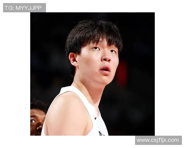 杨瀚森短暂出场表现抢眼但仍显短板被双人防守夹击引发关注 杨瀚森短暂出场表现抢眼但仍显短板被双人防守夹击引发关注